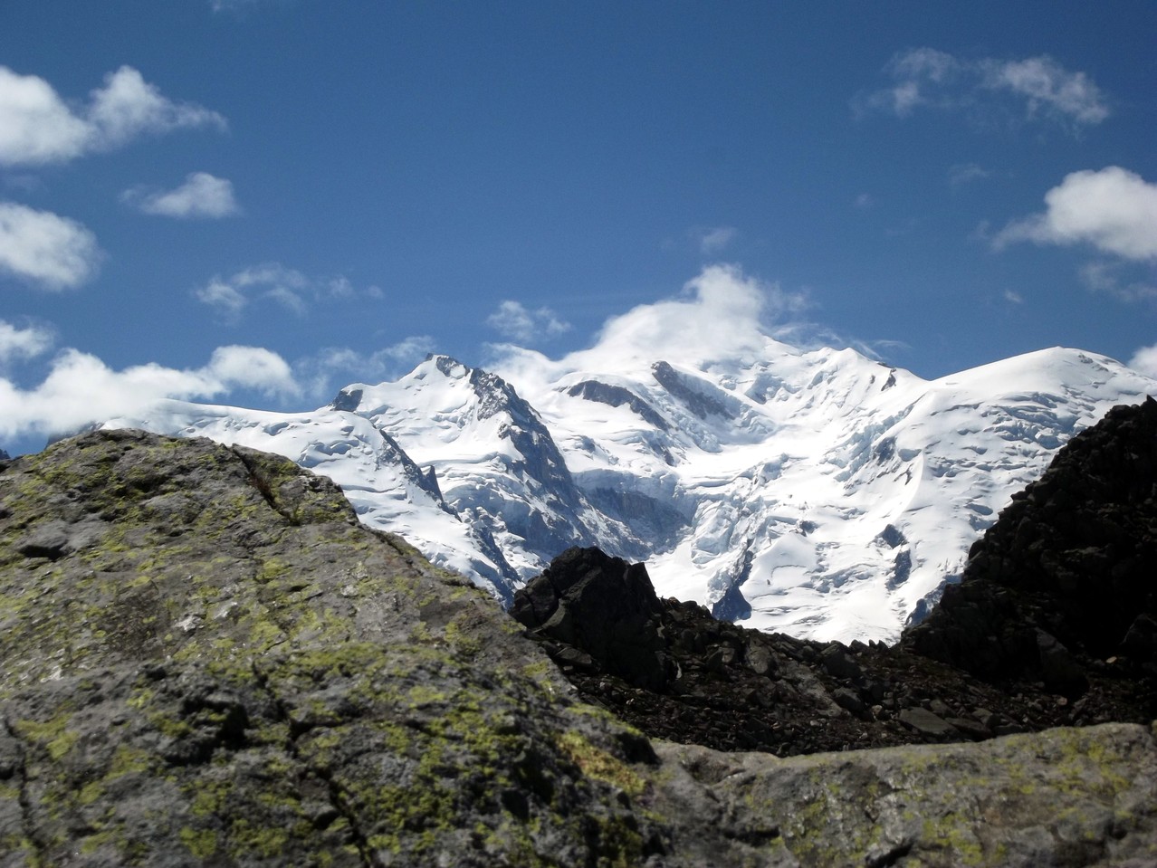 Le Mont Blanc, chapeauté ...