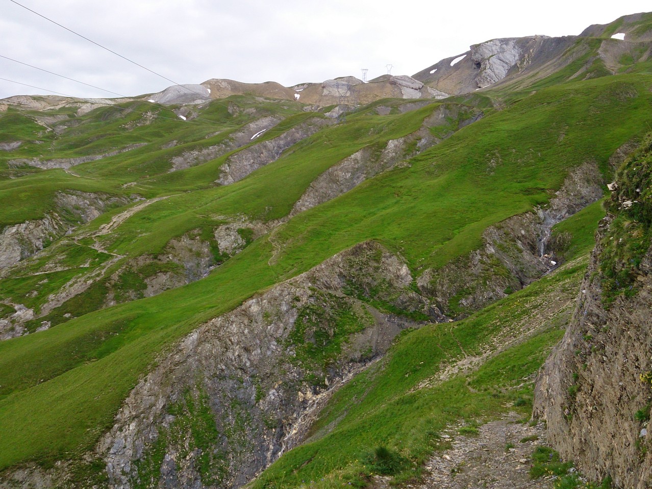 le chemin pastoral menant aux alpagfes de Mya 