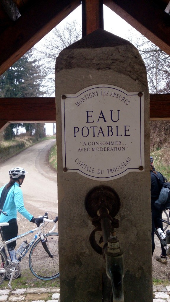 première balade en vélo - et encore une fontaine "potable" !!