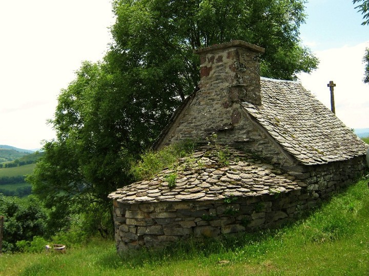 en AUBRAC, ancien four et toit d'ardoise