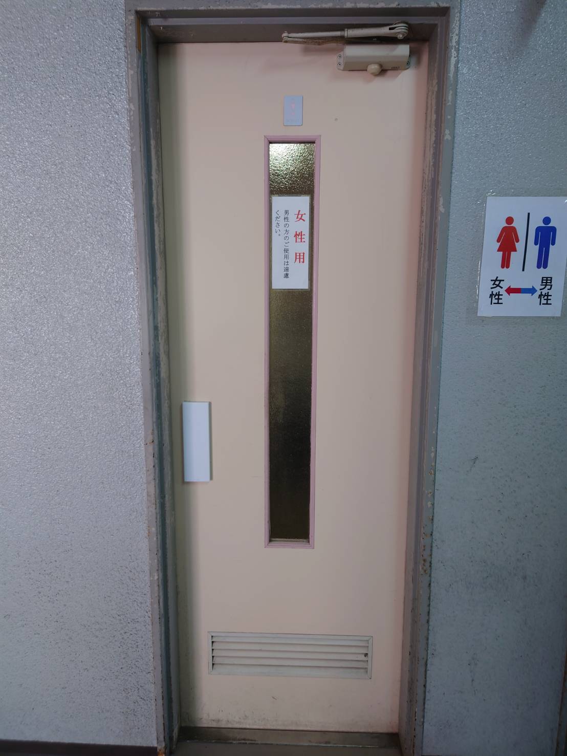 入口建具　施工前