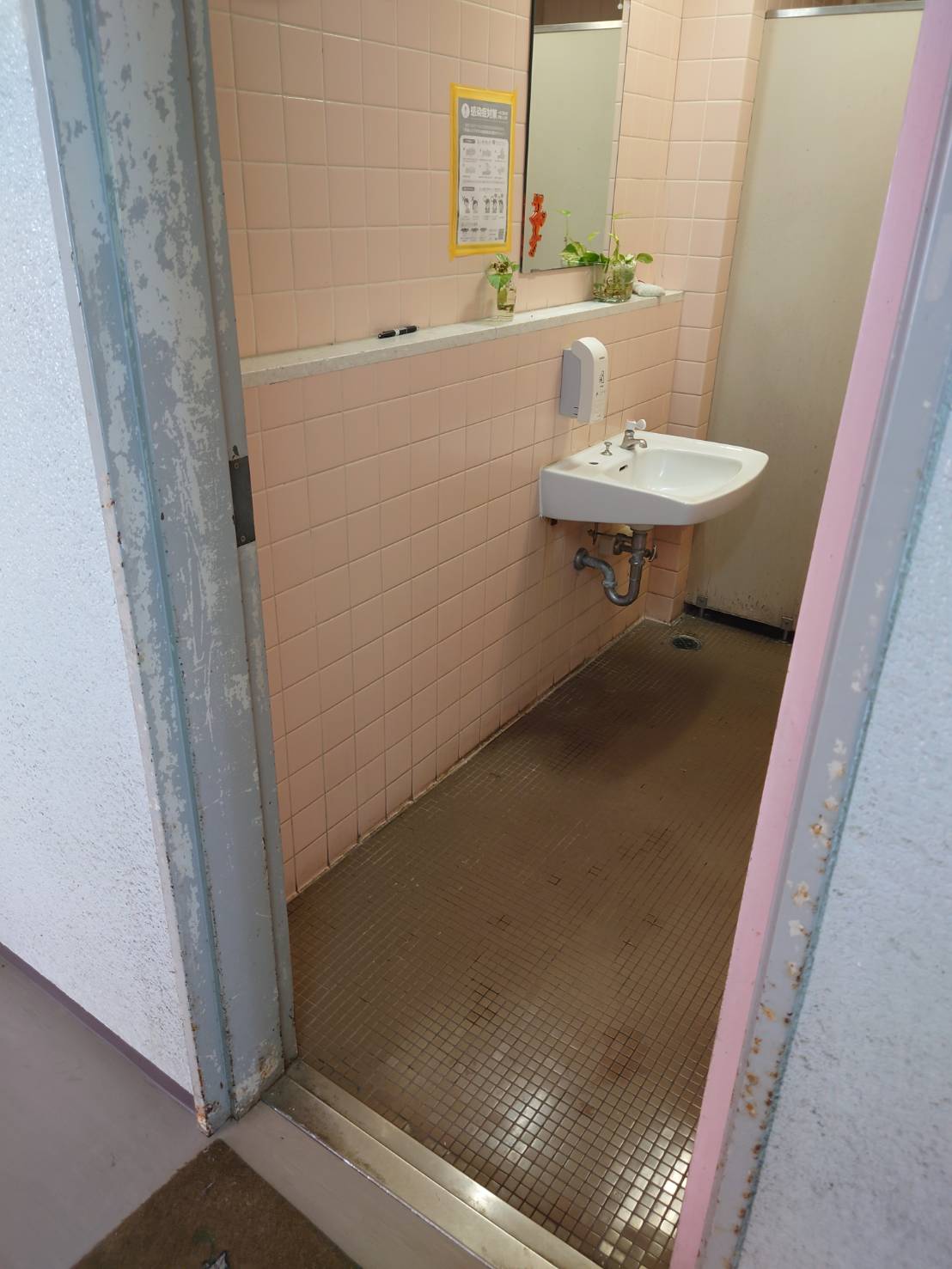 施工前　女性トイレ　手洗い、壁タイル（一部補修）