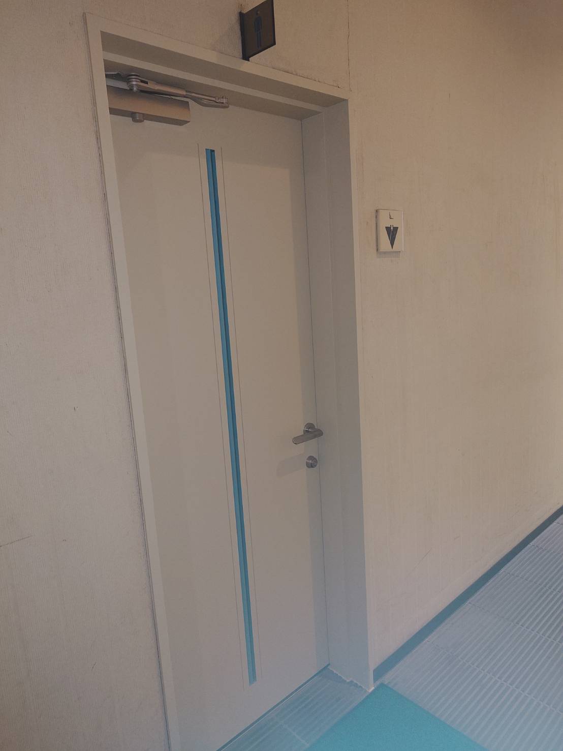西宮市　テナント共用男女トイレ建具取替工事
