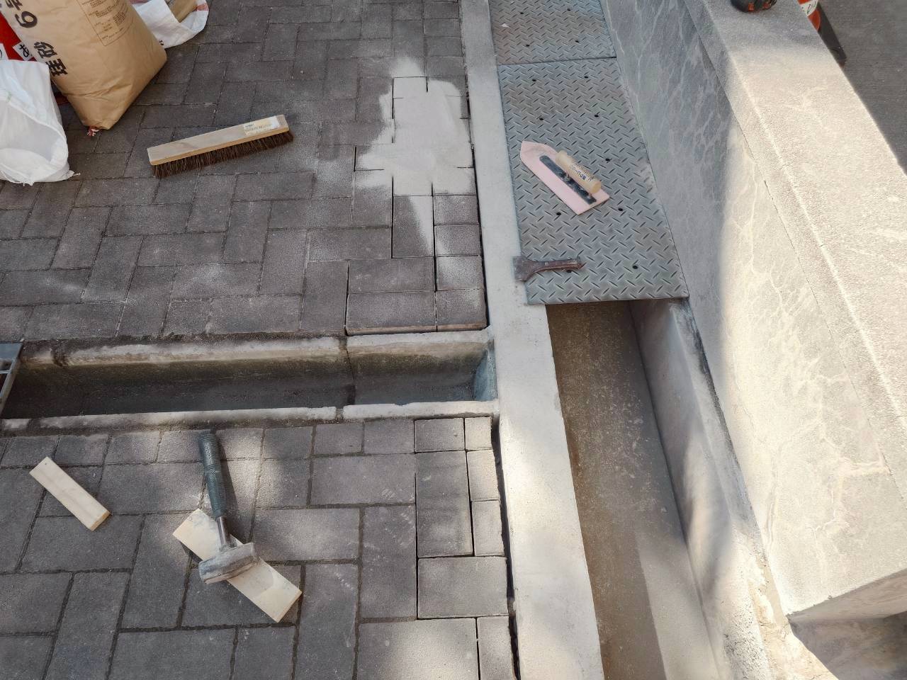 施工中⑦（インターロッキングの現状復帰）
