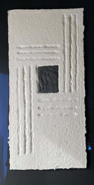 Das Bild entfaltet seine Wirkung durch die Prägung des Büttenpapiers. 52 x 95 cm AM Rahmen.