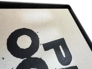 Bild eingelegt in Eisenrahmen. 