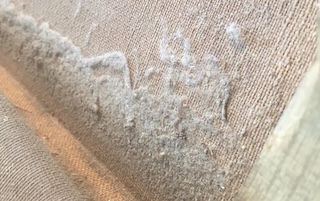 Staubablagerung zwischen Keilrahmen und Leinwand 