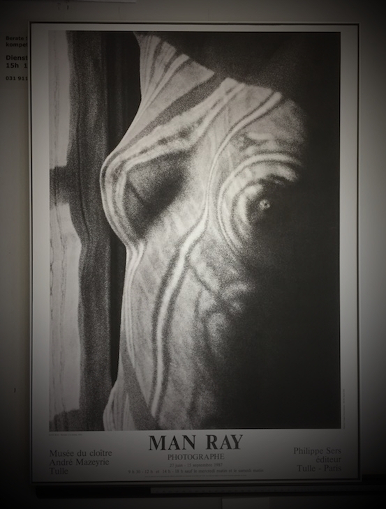 Plakat; Man Ray aufgespannt und eingerahmt. Reversible alterungsbestädnige Fixierung