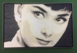 Rahmen lassen - Gobelin von Audrey Hepburn in einen Schattenfug-Rahmen  eingelegt. Aufgespannt auf einen Keilrahmen. 
