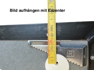 Zackenaufhänger mit Exzenter. Distanz für Bohrloch ausmessen. 