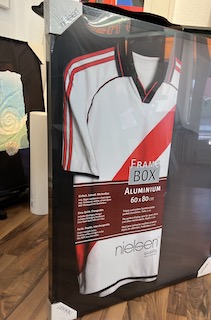 Trikotrahmen / Objektrahmen / Display Case / Frame Box. 60 x 80 x 4 cm.