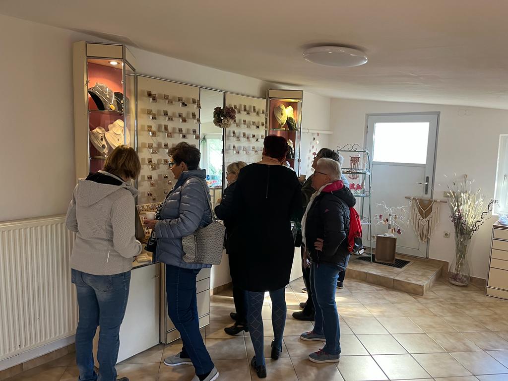 Viele Kunden stehen in unserem Laden.