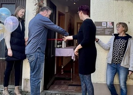 Maren und Thomas schneiden das Band durch zur Neueröffnung im November 2024.