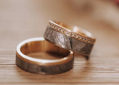 Rotgold mit Meteorit und Diamanten