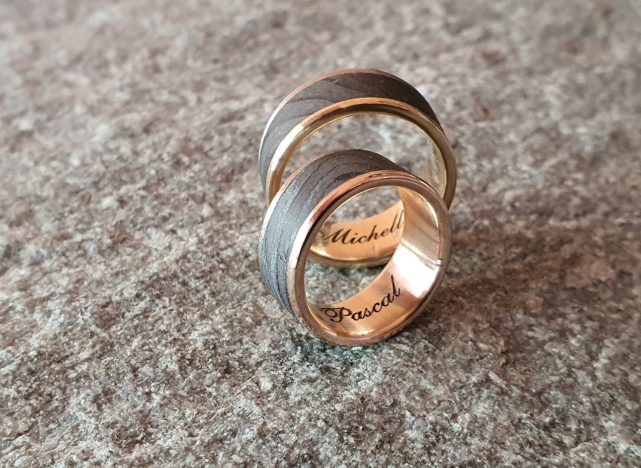 Rotgold und Gravur mit versteinertem Holz