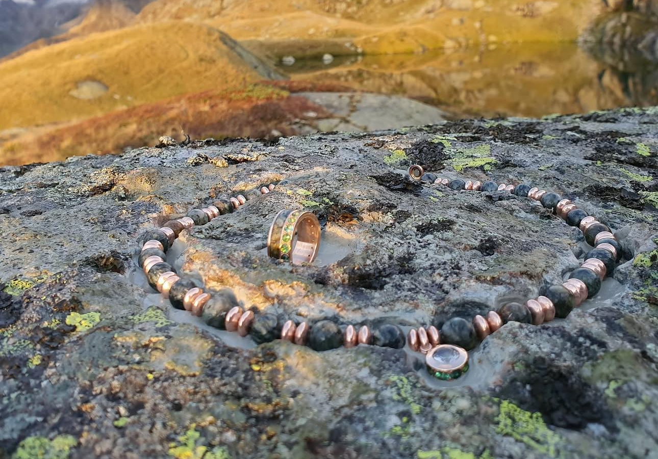 Rotgold mit Gneis und Turmalinen (direkt aus dem Berg gefertigt)