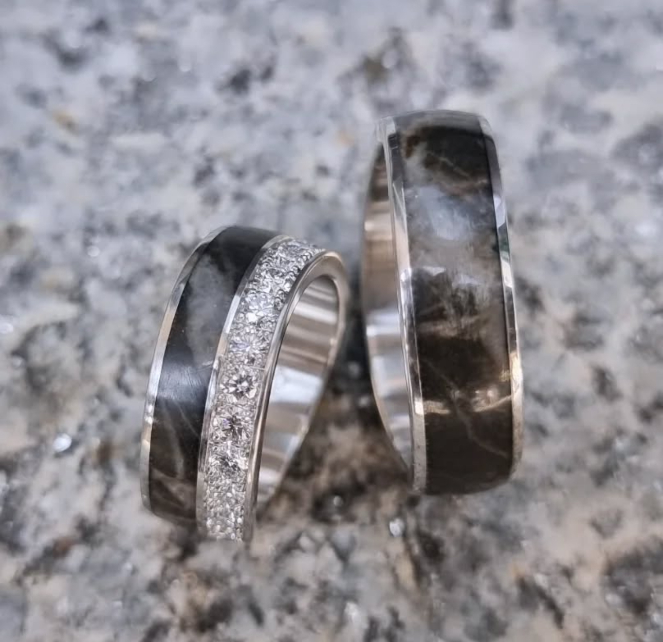 Weissgold mit Bachkiesel und Diamanten