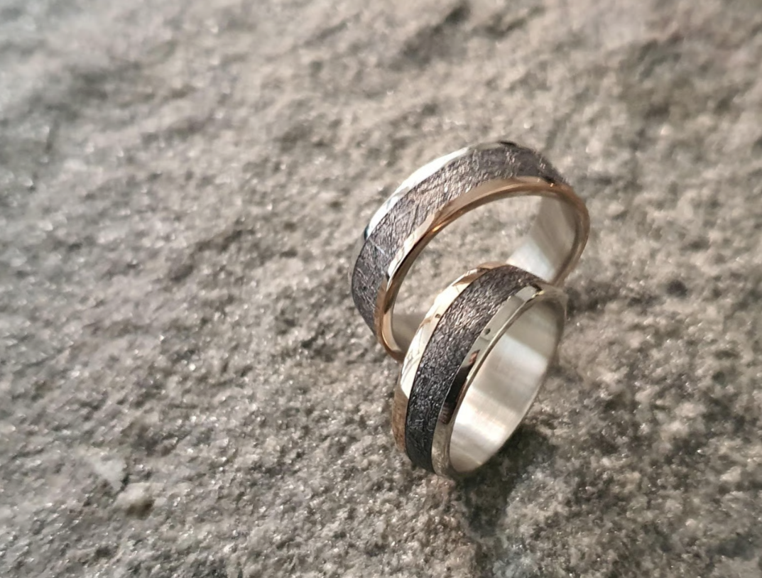 Weissgold mit Meteorit