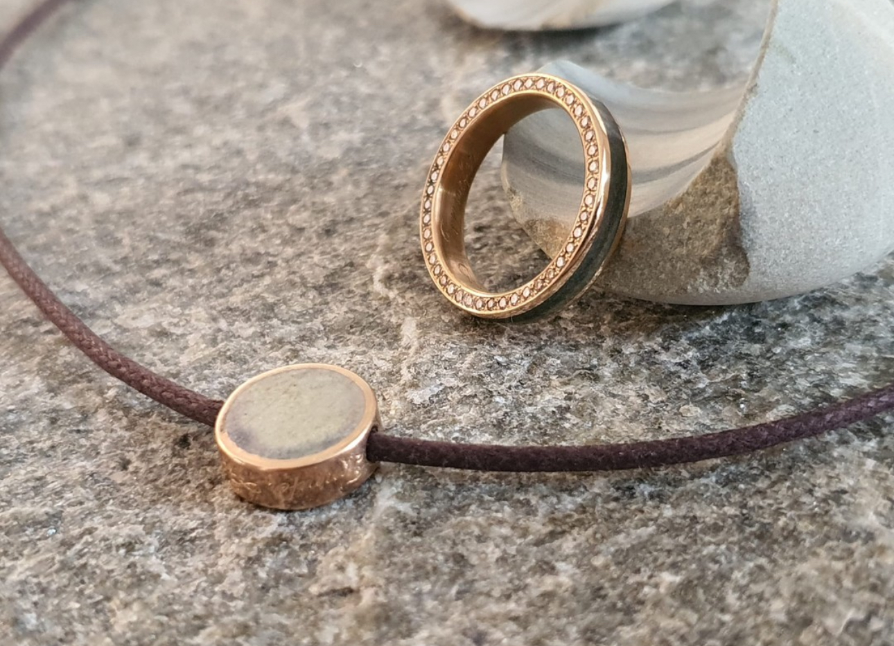 Roségold Bachkiesel Damenring mit Diamanten und Herren-Bachkiesel-Kettenanhänger