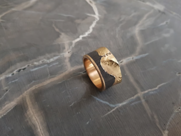 Rotogld mit versteinertem-Holz und Champagner Diamanten