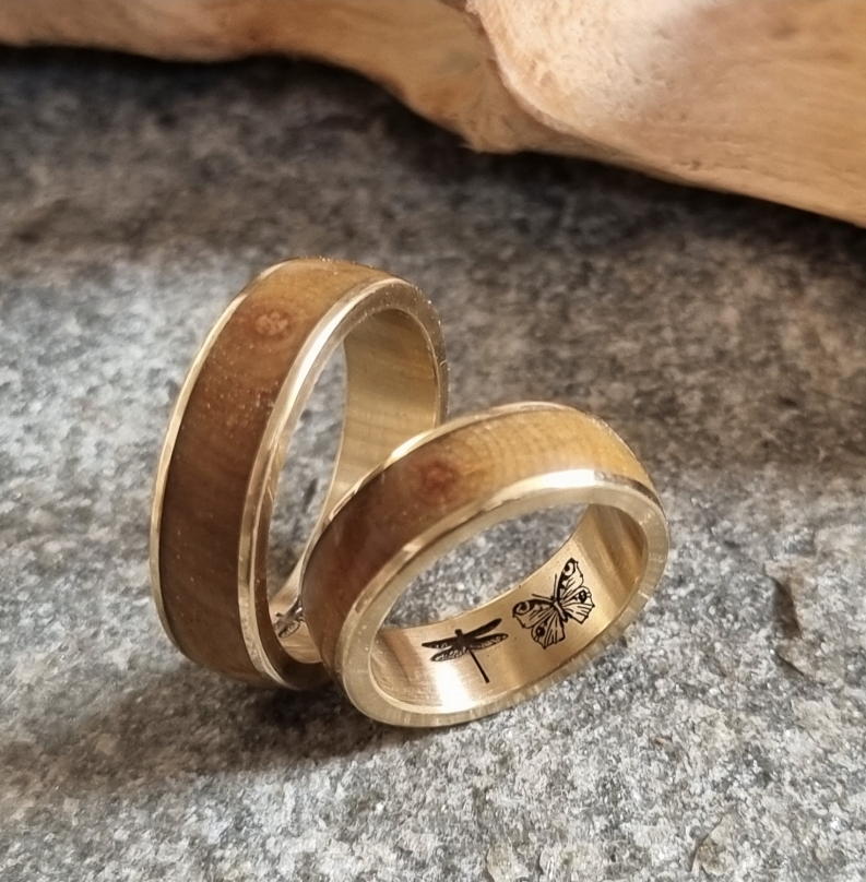 Gelbgold mit Gravur und Fichtenholz 