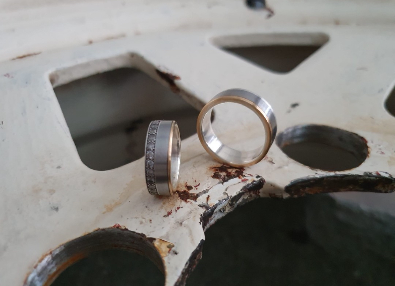 Rotgold / Silber mit light-gray Diamanten aus einer Auto-Stahlfelge gefertigt 