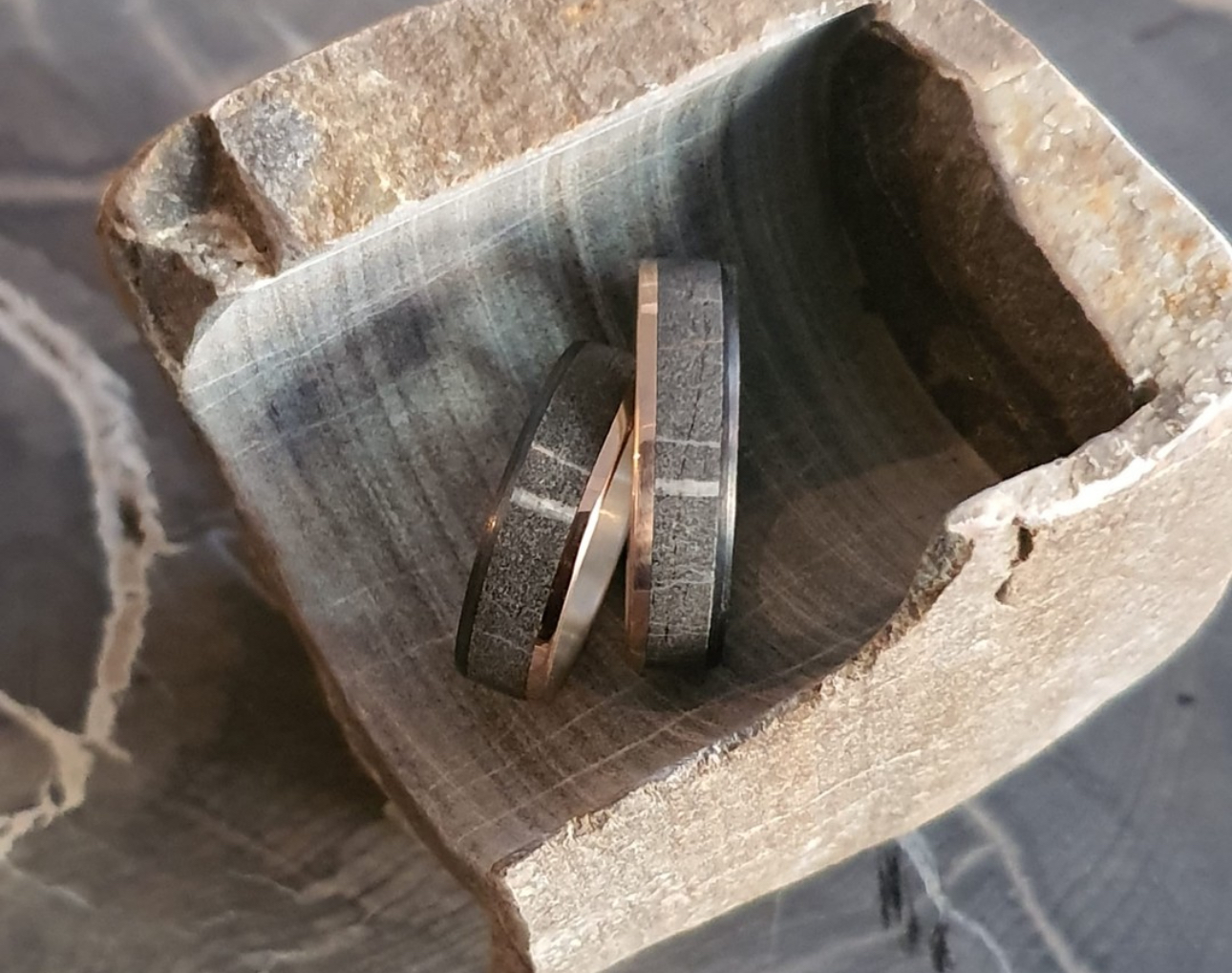 Rotgold und Karbon mit Bachkiesel aus dem Steinbach/Giswil