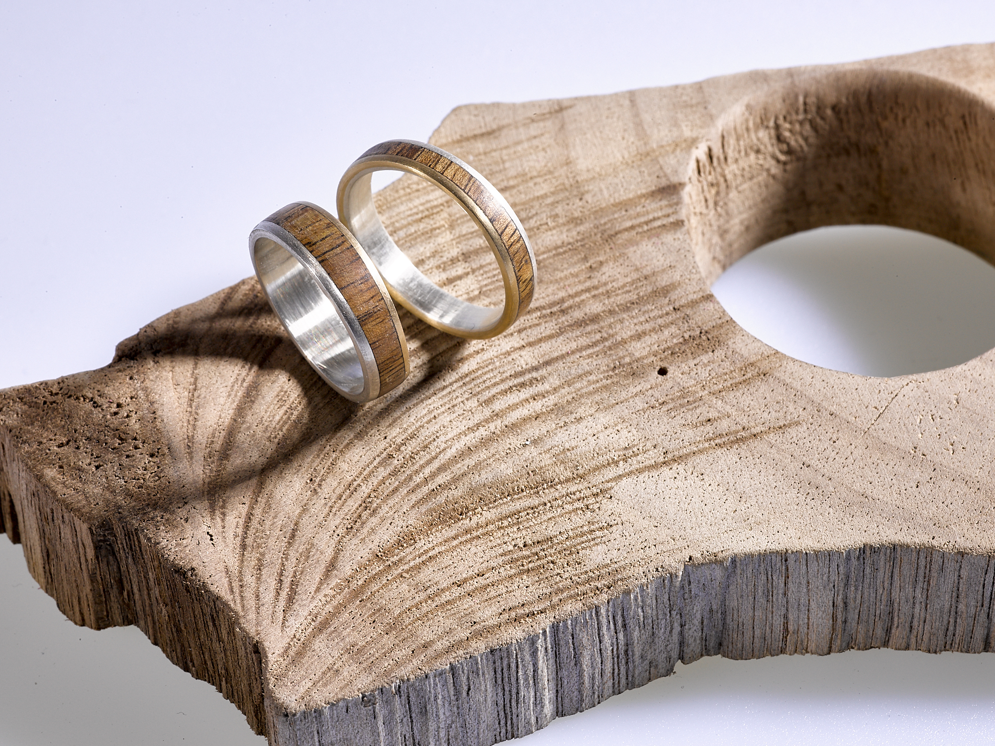 Silber / Gelbgold und Nussbaumholz