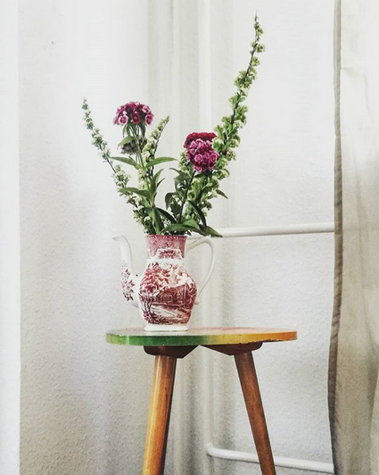 Upcycling: bevor die alte Teekanne von Oma auf dem Sperrmüll landet, ist sie lieber zu einer edlen Vase verwandelt worden