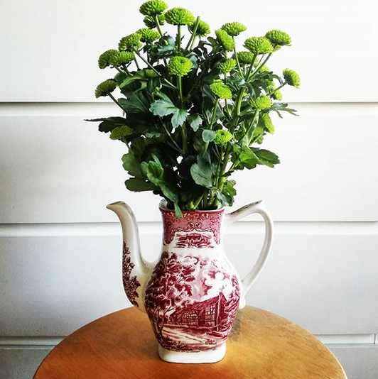 Upcycling: bevor die alte Teekanne von Oma auf dem Sperrmüll landet, ist sie lieber zu einer edlen Vase verwandelt worden