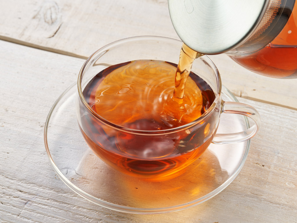 甘くないのにあんこの香りがするアズキ紅茶。砂糖不使用でやさしい風味のアズキ紅茶をカップに注いでいる様子
