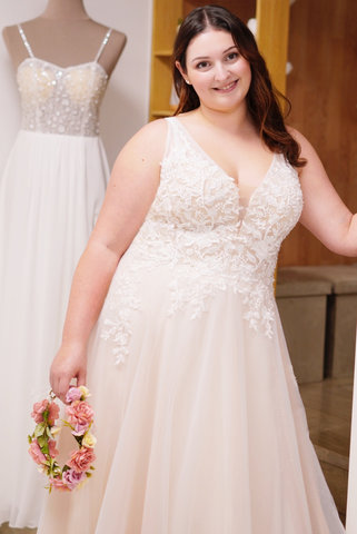 Boho- und Vintage-Brautkleider mit schmeichelnden Schnitten für Curvy-Bräute.