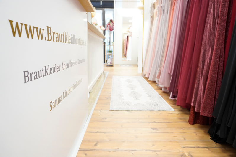 Große Auswahl eleganter Abendkleider in der Brautkleidboutique Homburg.