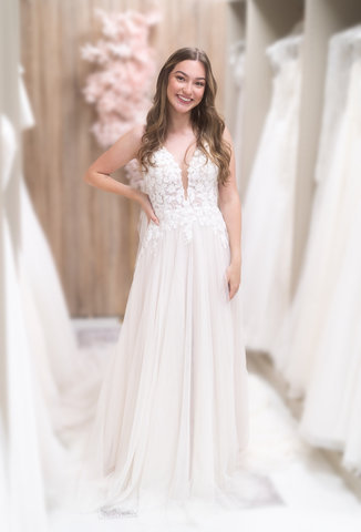 Schlichtes bodenlanges Standesamtkleid für eine standesamtliche Trauung.