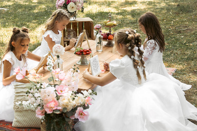 Matching first holy communion accessories, including delicate hair wreaths and soft boleros for your daughter's big day in Kaiserslautern and area.