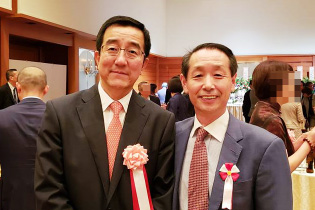 新潟中国総領事館のパーティにて 中国新潟総領事さま(写真左)と記念撮影