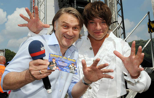 Kevin mit HSV-Chef Dietmar Beiersdorfer