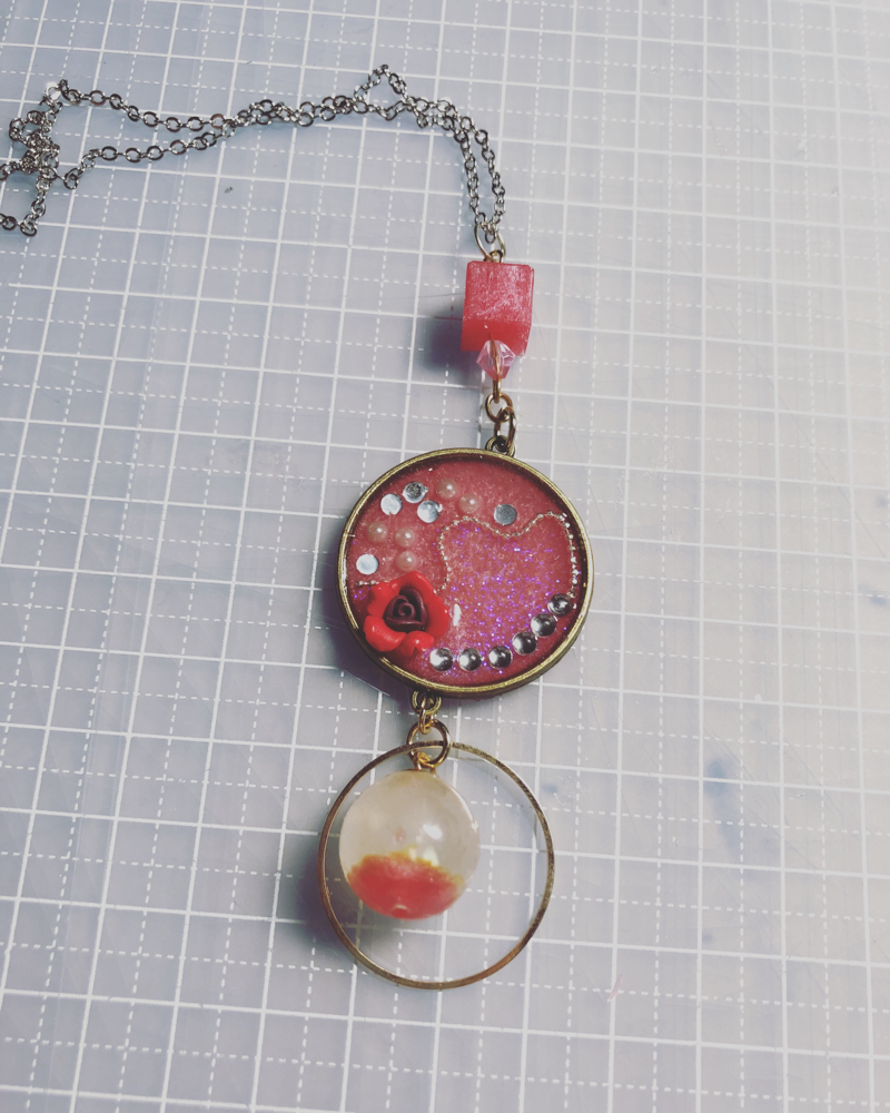 バラと赤の宝石のネックレス