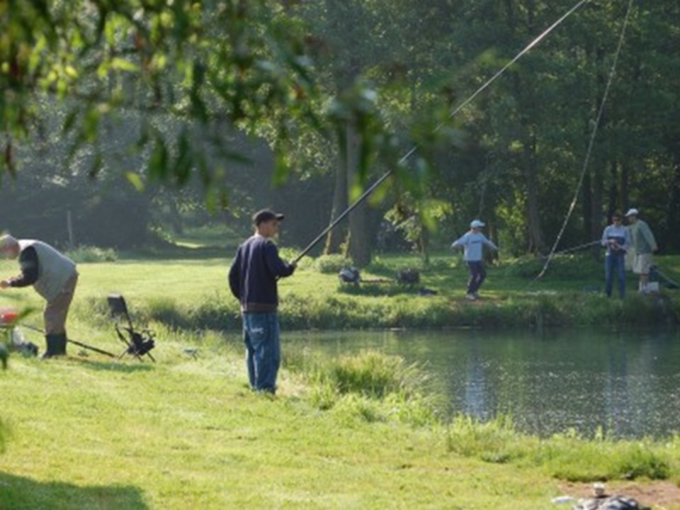 Un pêcheur à la Grenouillère Frise camping pêche Somme