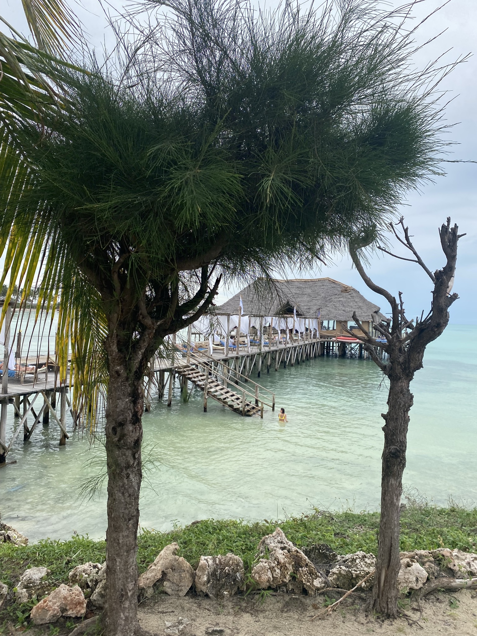 Der Steg mit Liegen und einer Bar am Ende