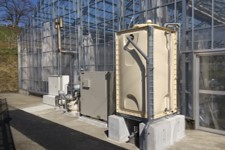 空調ヒートポンプ（中央）、井水受水槽（手前）