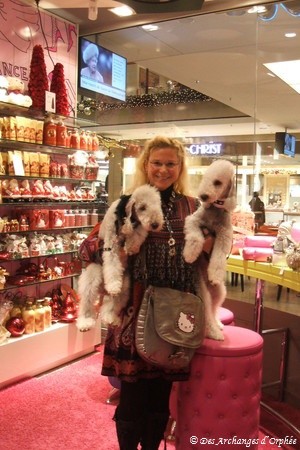 Orphée & Olga dans leur boutique rose préférée...