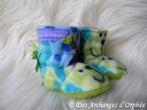 Petites bottes avec lien à resérrer.