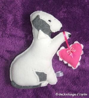 Bedlington bleu coeur fushia.