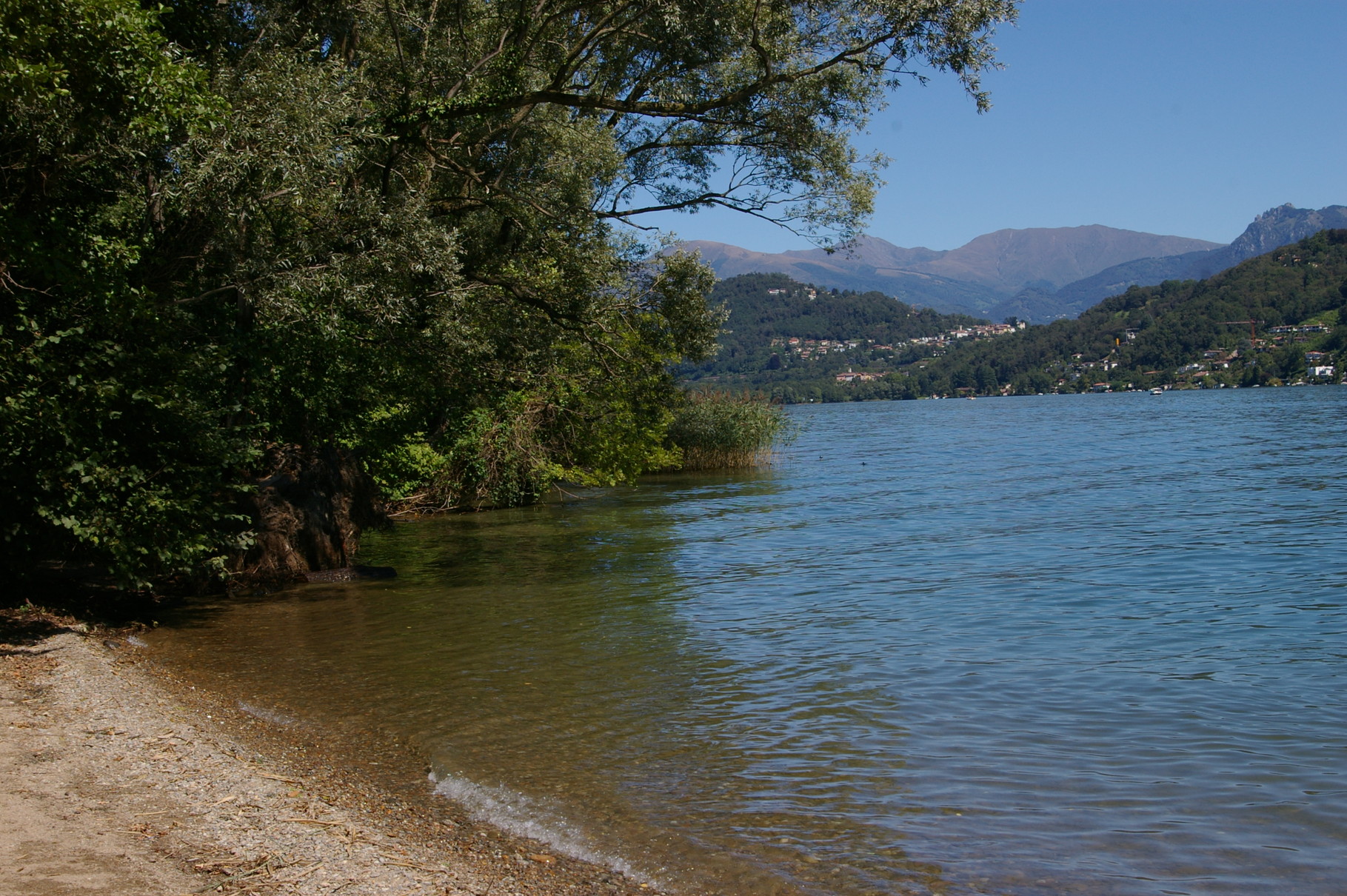 plage sur le lac de lugano