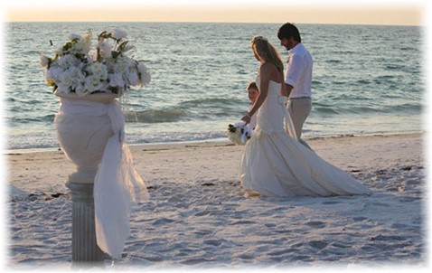 Heiraten am Strand von Florida. Ein Traum wird wahr mit romantischer Dekoration bei Ihrer Strandhochzeit in Florida.