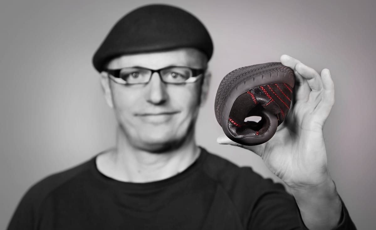Zusammen gerollter Barfußschuh in einer Hand