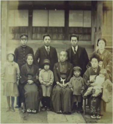 図３　五十嵐家の家族写真，後列左から二人目が五十嵐勇博士