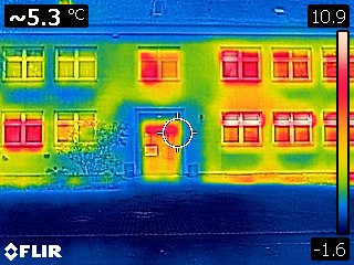 Das ist eine weitere Außenaufnahme des Altbaus der Schule. Auch hier sieht man die Wärmeverluste über die Fenster.