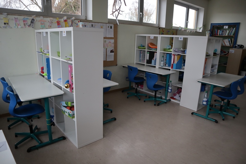 Regale für die Schülerarbeitsplätze